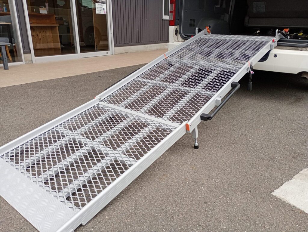 折りたたみ型のアシストスロープを展開したところ。