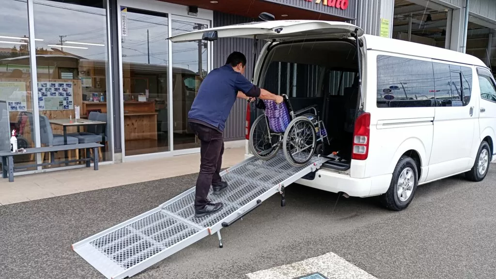 「人2人＋車椅子」という大きな荷重と、「命」を運ぶ場面を想定して設計されているから、バイクも安全にハイエースに積み込める積載スロープです