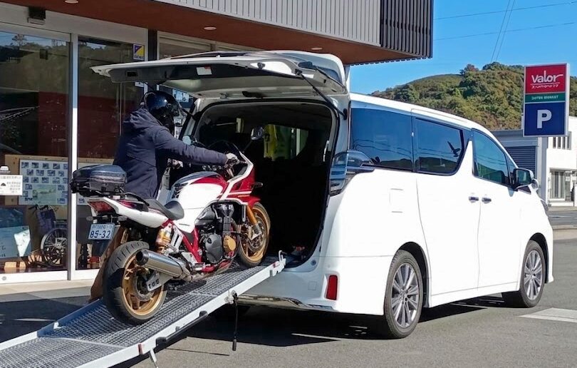 ロープを使ってバイクを積み込む_イメージ画像
