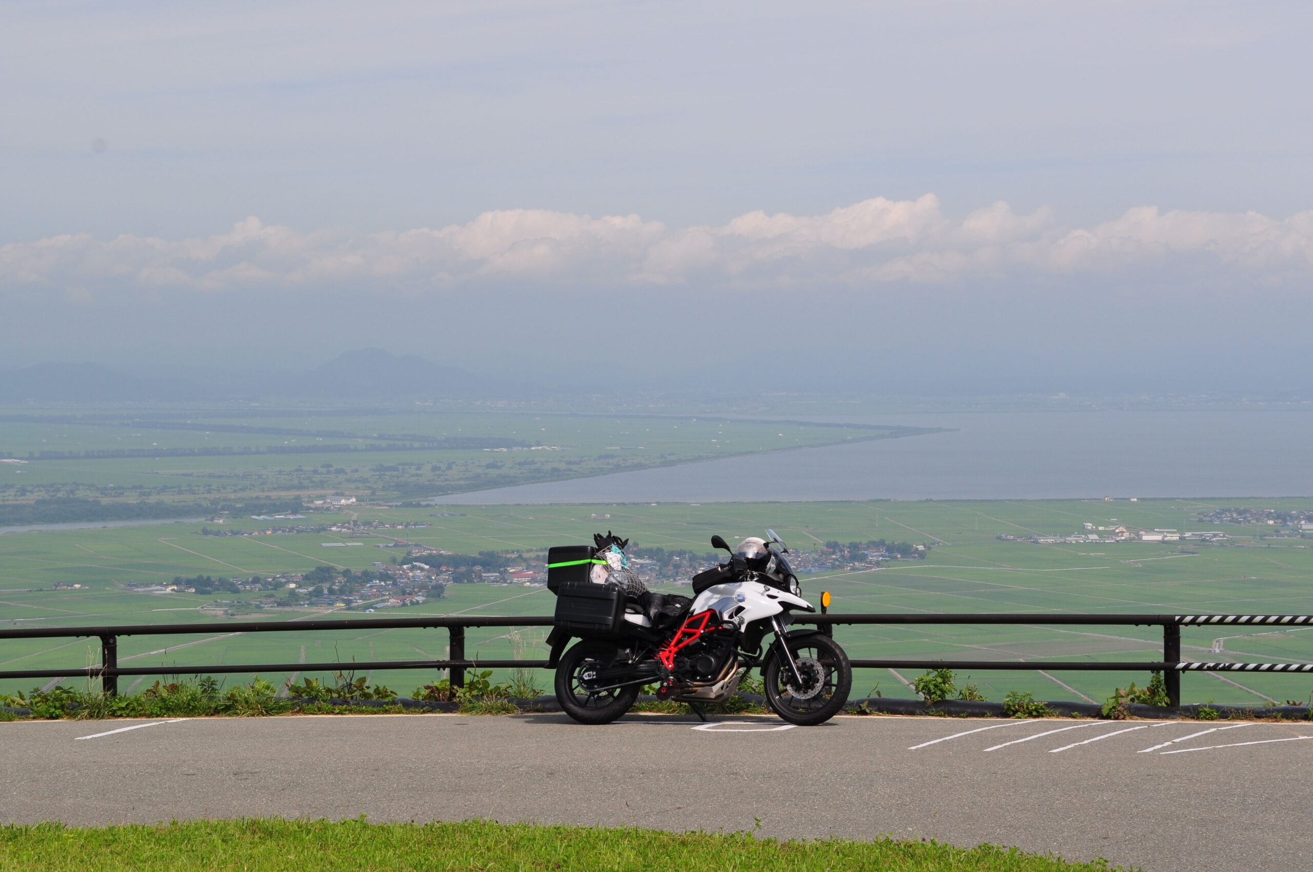ツーリング中のバイクと風景