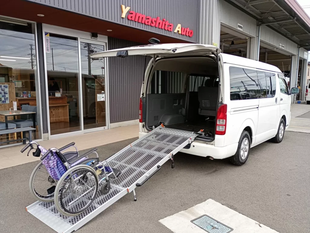 ハイエースに取り付けた「アシストスロープ」_福祉車両用に開発された安全性の高い積載スロープ