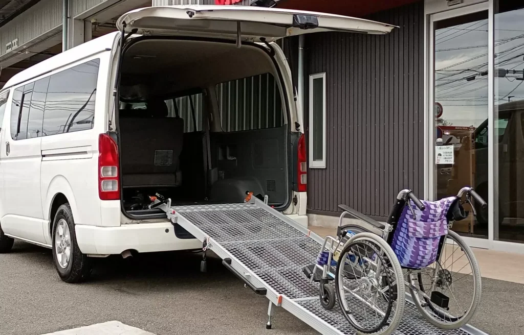 車椅子を押しながら乗せられる、低勾配の積載スロープ