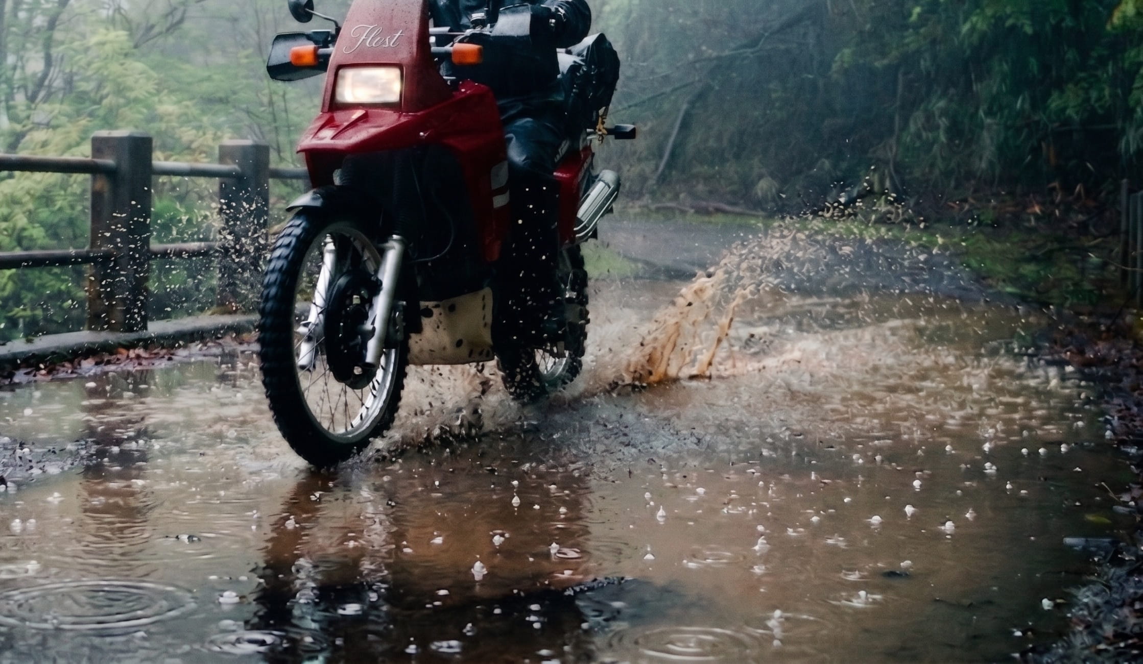 雨の日のツーリングのイメージ